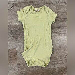 Kyte light green/yellow short sleeve body suit